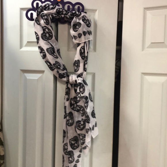 Other - Sugar scull scarf woman’s